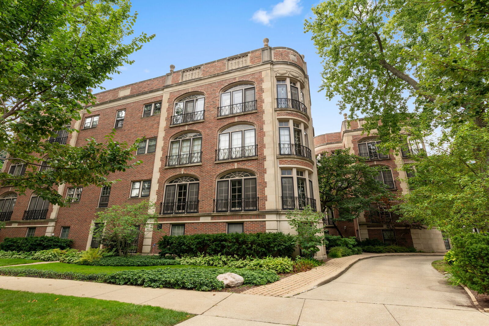Property Photo: 946 Michigan Avenue 3C IL 60202