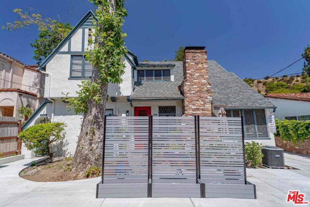 Property Photo:  2628 N Beachwood Drive  CA 90068 