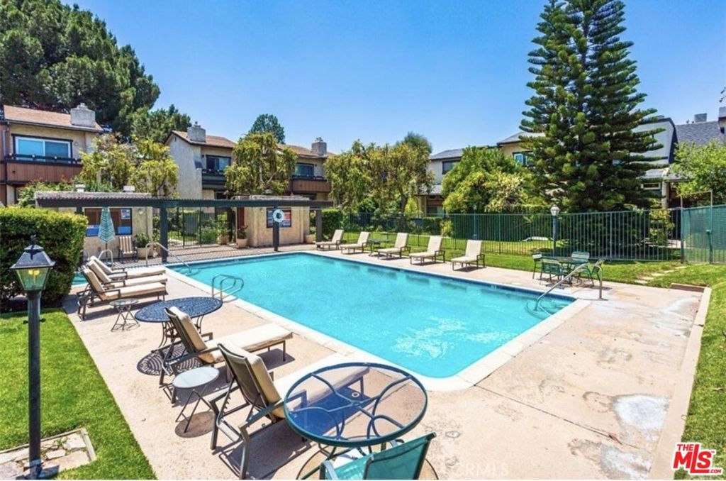 Property Photo:  13621 Valerio Street D  CA 91405 