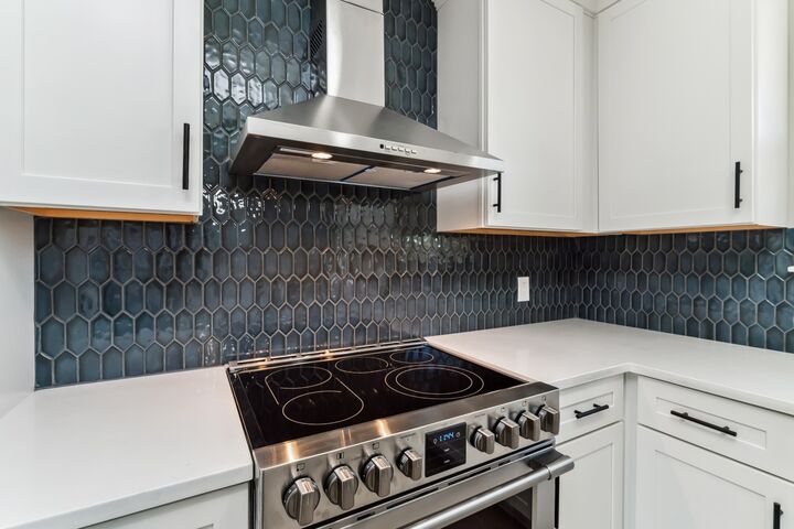 Property Photo: 4052 Kings Ln TN 37218