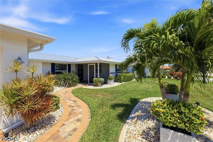 Property Photo:  1717 SE 41st Street  FL 33904 