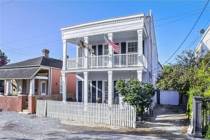 Property Photo:  910 Pleasant Street  LA 70115 