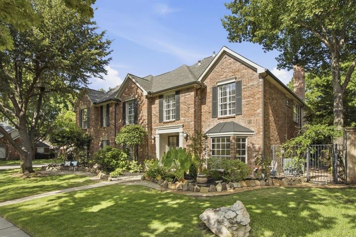 Property Photo: 210 Chinaberry Way TX 75019