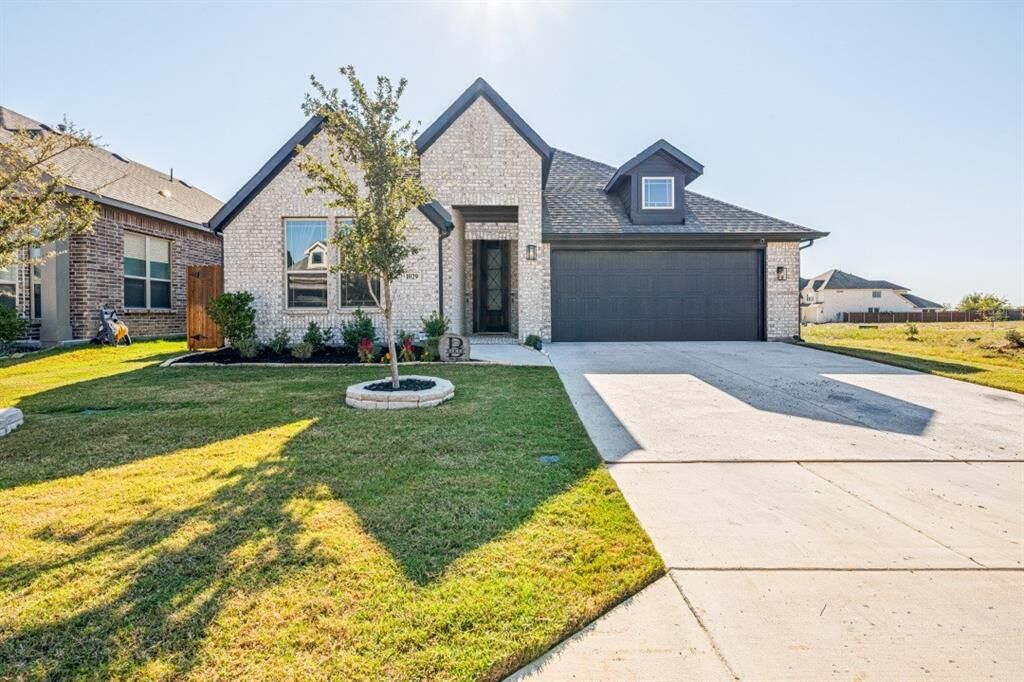 Property Photo:  1029 River Oaks Drive  TX 76044 