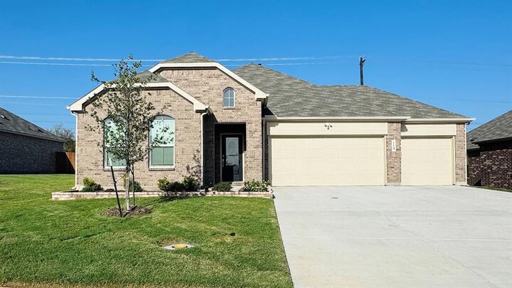 Property Photo: 113 Loving Trail TX 76247