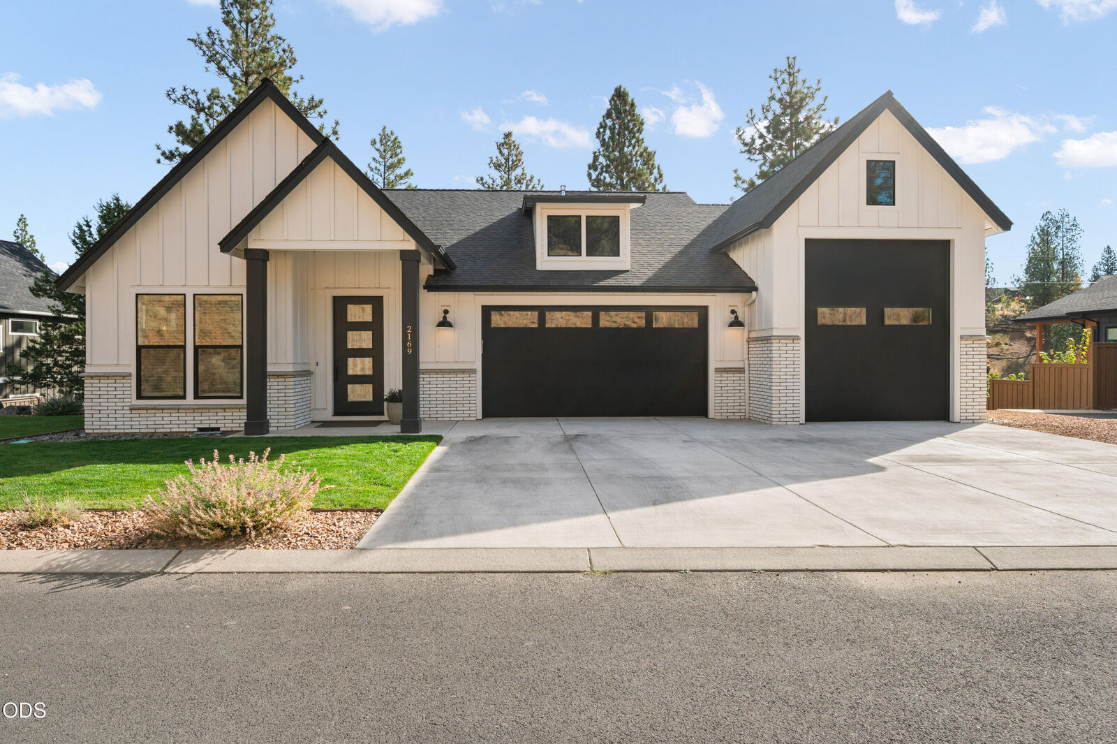 Property Photo: 2169 NW Skyline Ranch Road OR 97703