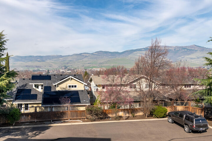 Property Photo:  479 Russell Street 202  OR 97520 