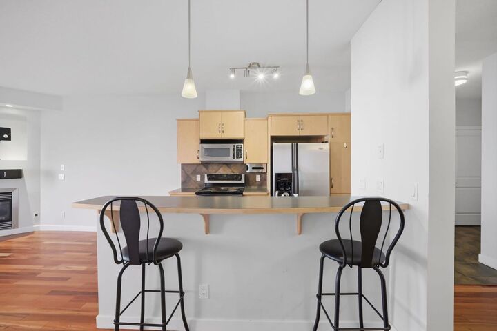 Property Photo: 910 18 Avenue SW 311 AB T2T 0H1