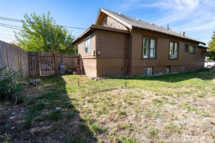 Property Photo:  613 -615  Alaska St.  WA 98801 