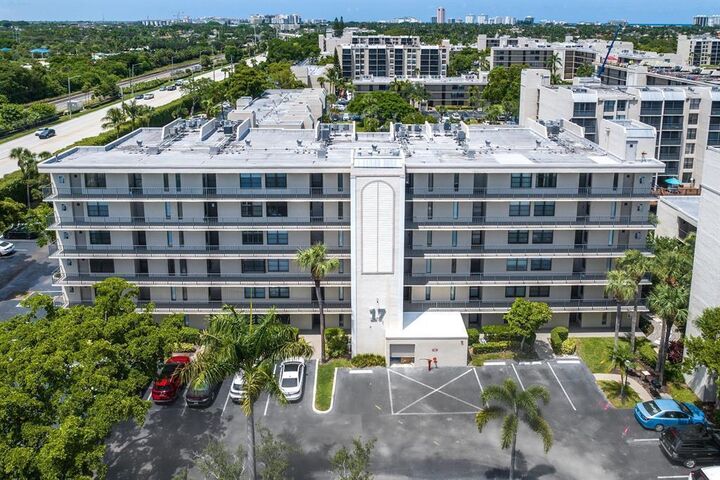 Property Photo:  17 Royal Palm Way 6010  FL 33432 
