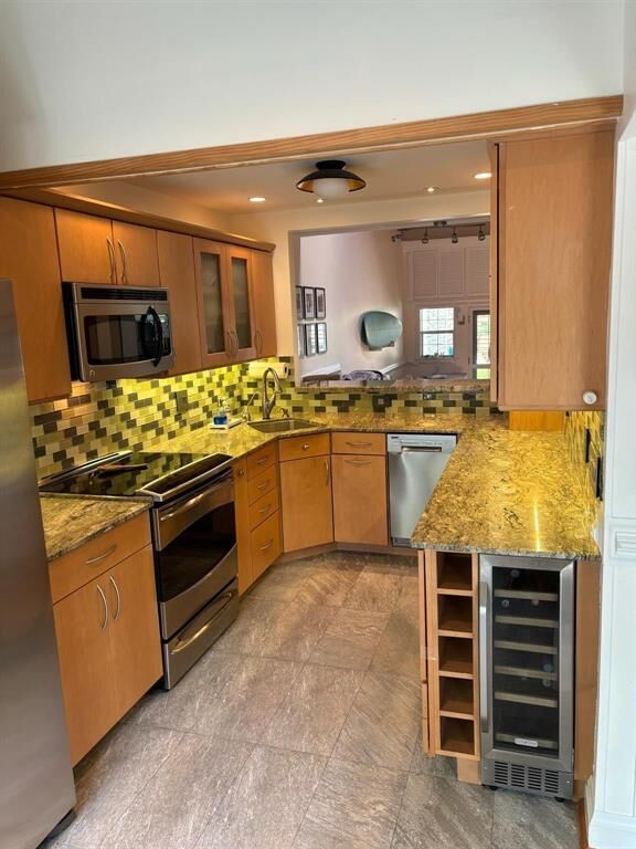 Property Photo: 224 NE 16th Terrace FL 33301