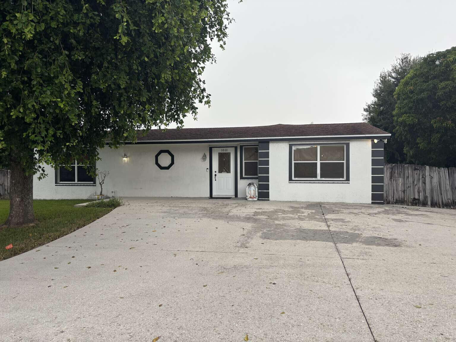 Property Photo:  6860 Venetian Drive  FL 33462 