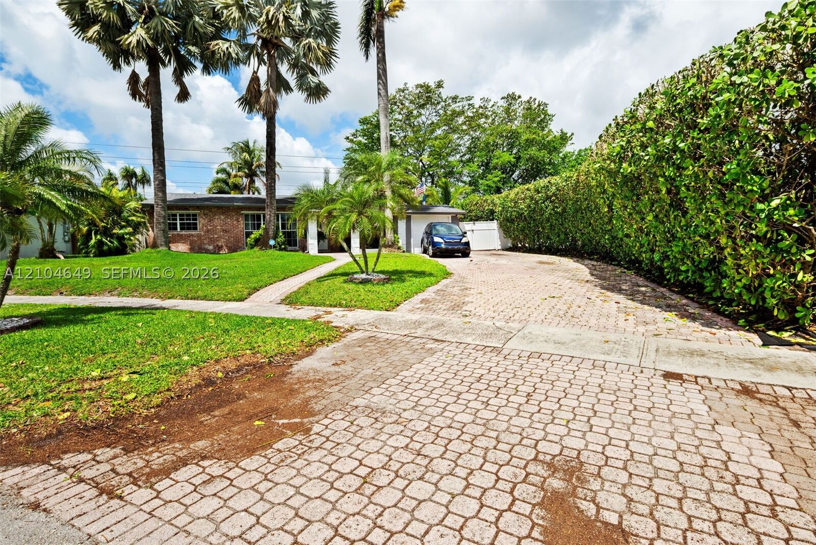 Property Photo:  911 SW 51st Ave  FL 33317 
