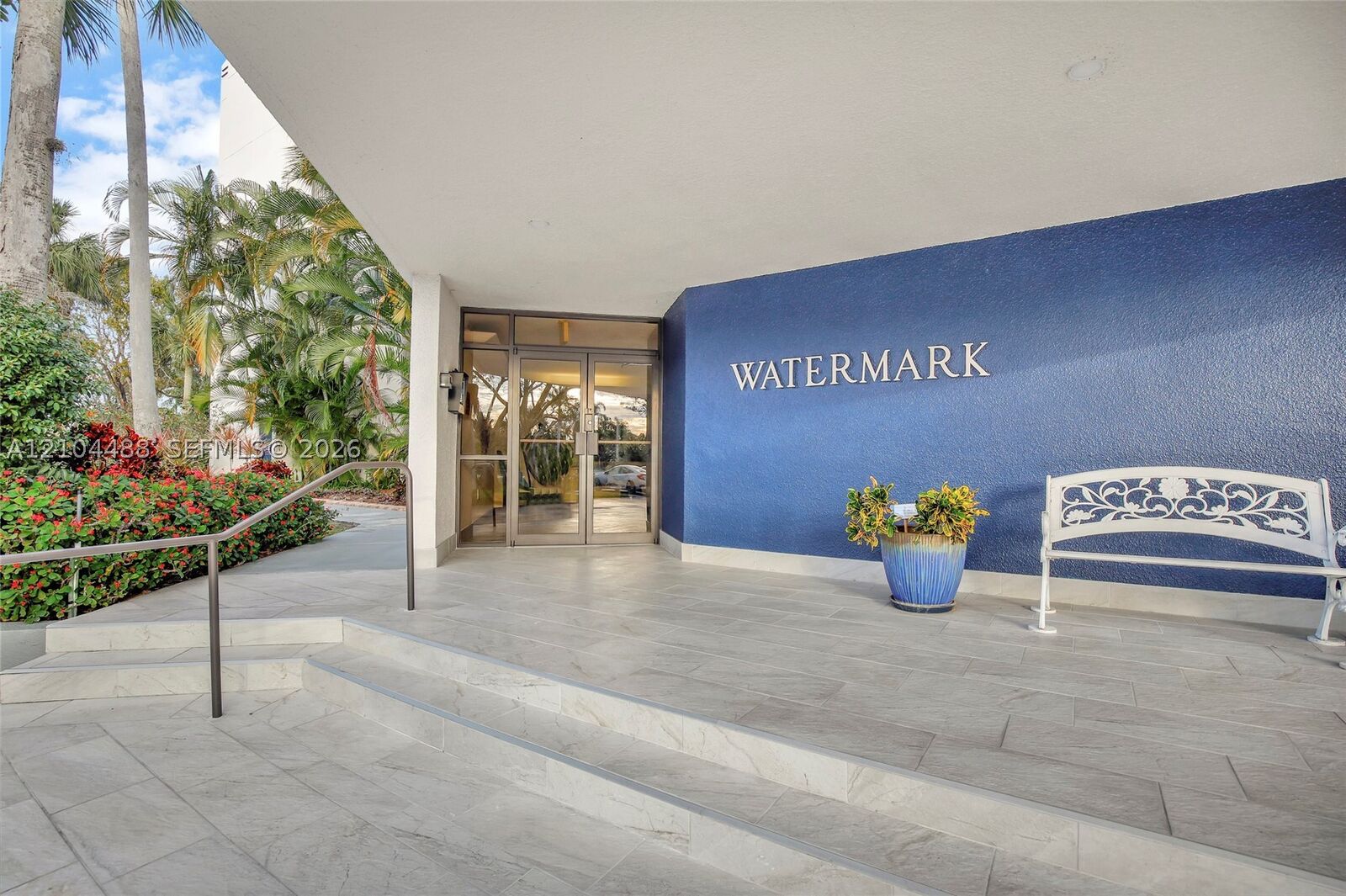 Property Photo:  520 SE 12th St 305  FL 33004 