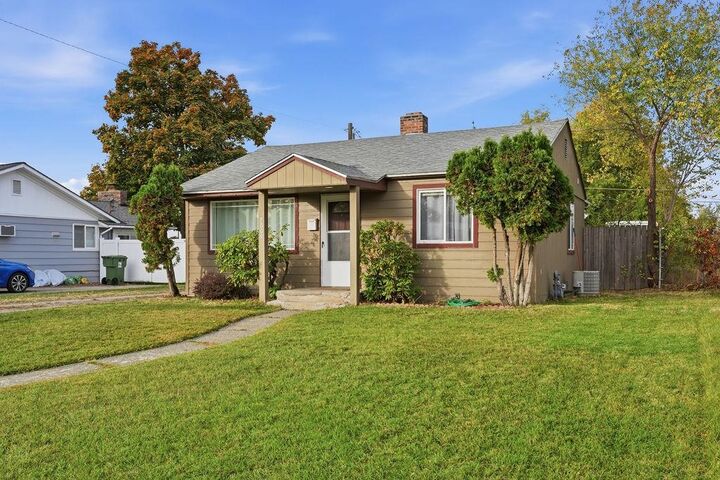 Property Photo: 5609 N Cochran St WA 99205