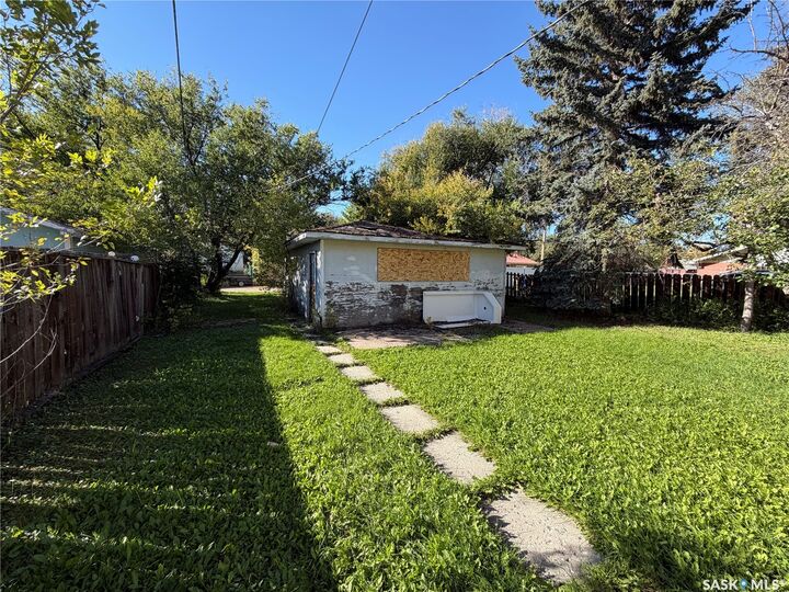 Property Photo:  916 Royal Street  SK S4T 4Z6 