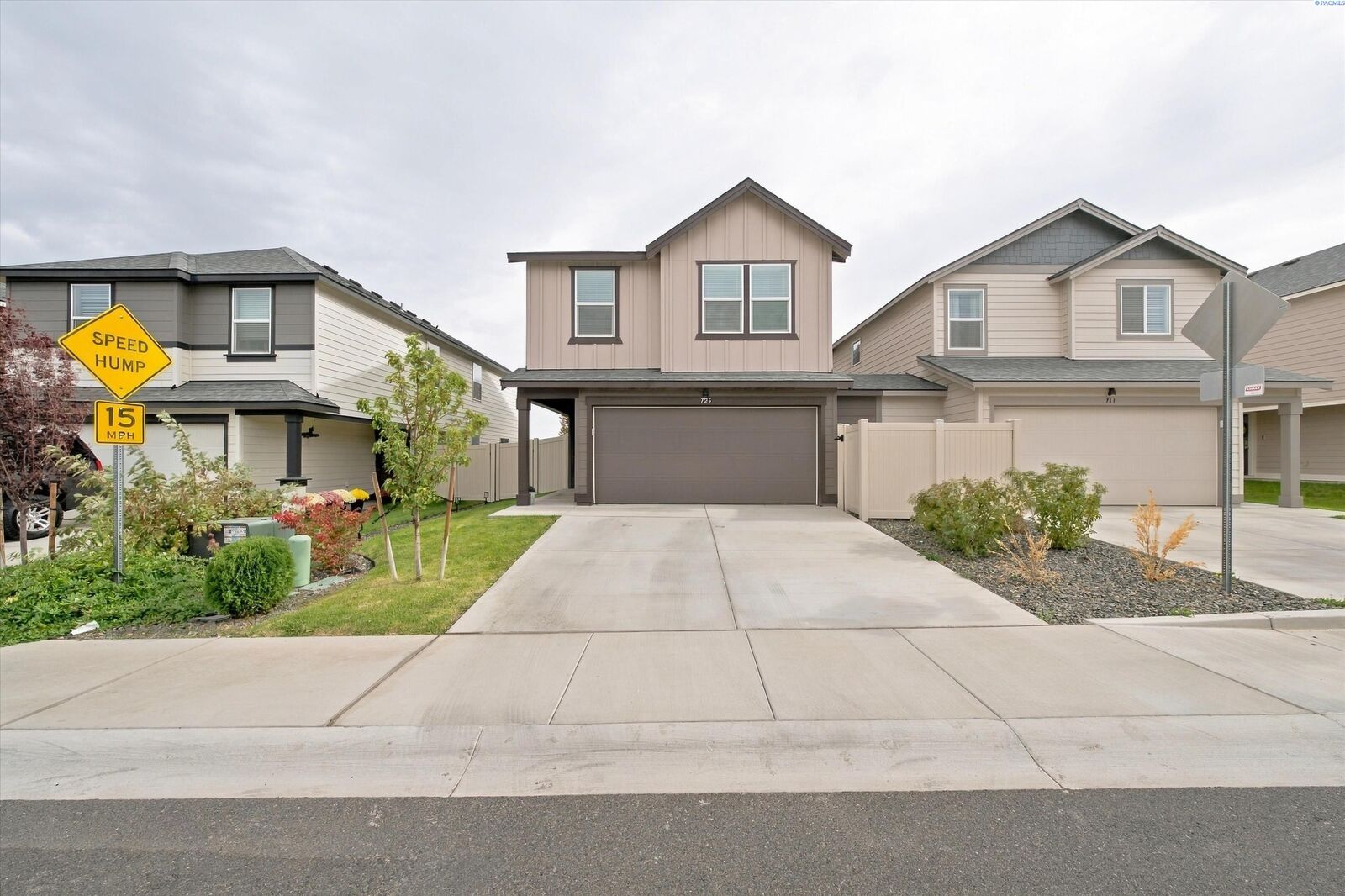 Property Photo:  725 S Yolo Pl  WA 99336 