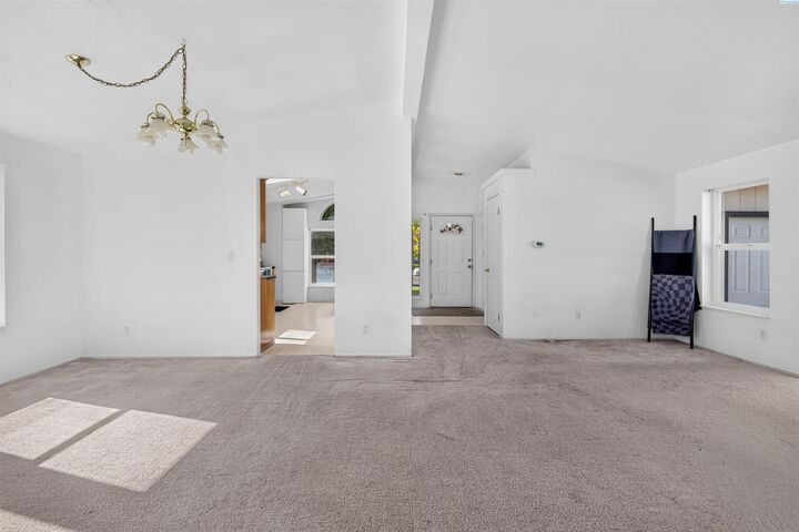 Property Photo: 611 N Waldemar Ave WA 99301
