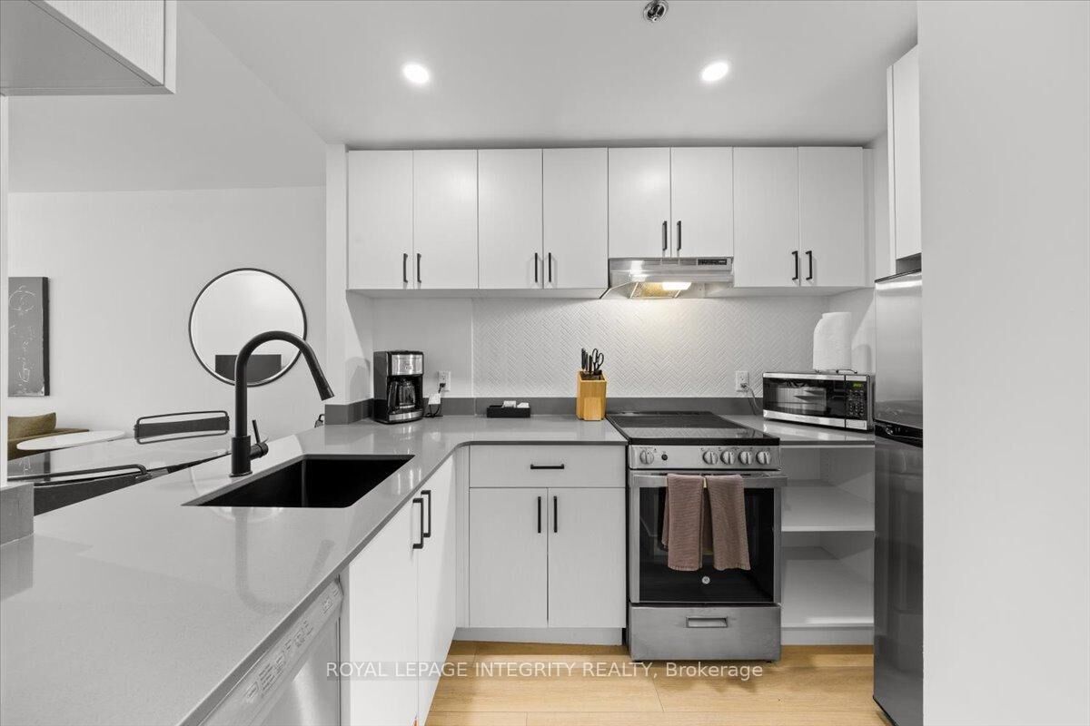 Property Photo:  161 Laurier Avenue W 1104  ON K1P 5J2 