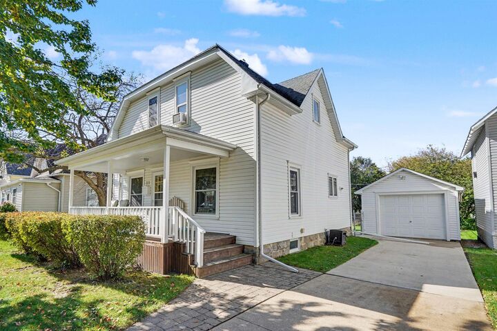 Property Photo:  322 5th Ave SE  IA 50662 
