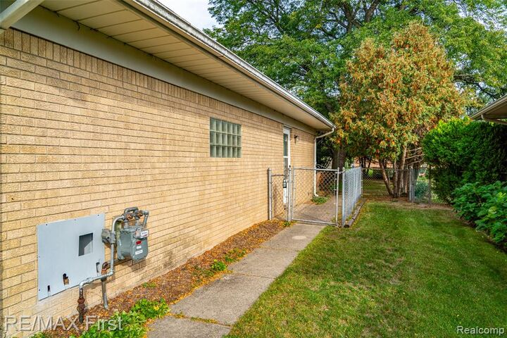 Property Photo:  48280 Rex Street  MI 48317 2250 