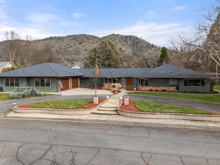 Property Photo: 1117 NE Memorial Drive OR 97526