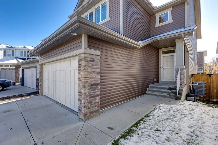 Property Photo:  30 Bayview Circle SW  AB T4B 4H3 