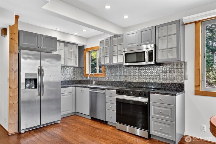 Property Photo:  921  Snoqualmie Drive  WA 98068 