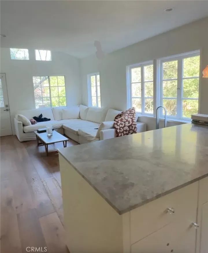 Property Photo:  1323 Oakwood  CA 90290 