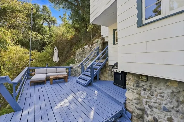 Property Photo:  1323 Oakwood  CA 90290 