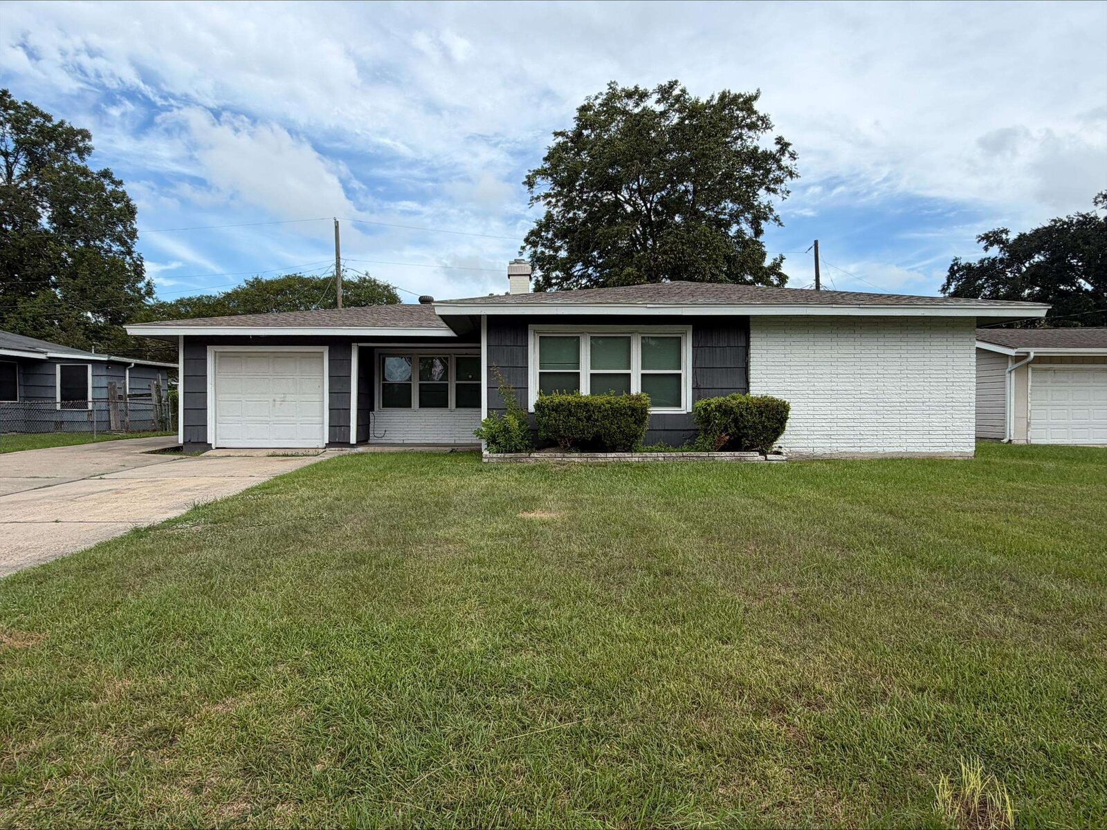 Property Photo: 404 Crepe Myrtle TX 77630