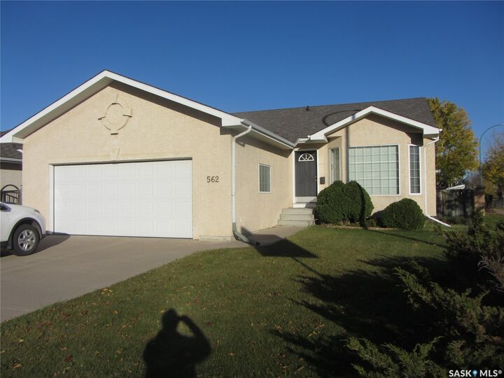 Property Photo:  562 Blackburn Crescent  SK S7V 1E8 
