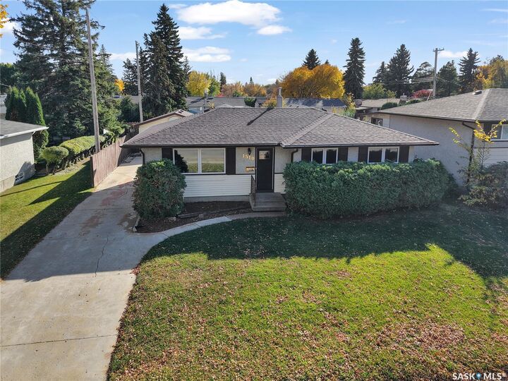 Property Photo:  1510 Isabella Street E  SK S7J 0B9 