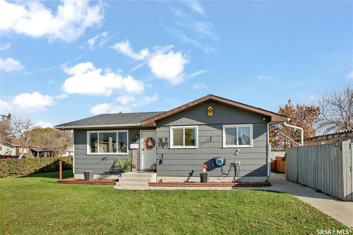 Property Photo: 3887 Miyo-Wâhkôhtowin Road SK S7L 5T1