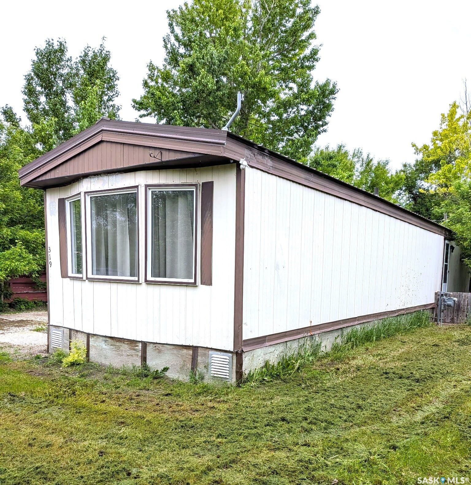 Property Photo: 319 4th Avenue SK S0A 1V0