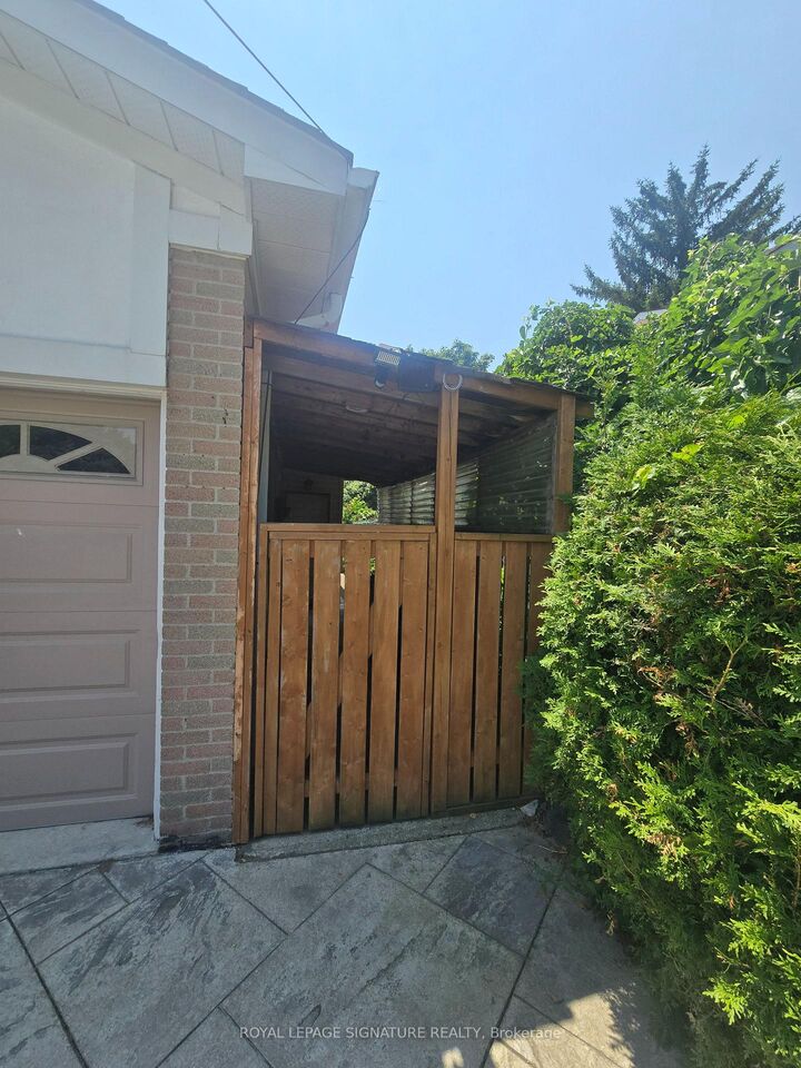 Property Photo:  285 Fiona Terrace Bsmt  ON L5A 3E5 