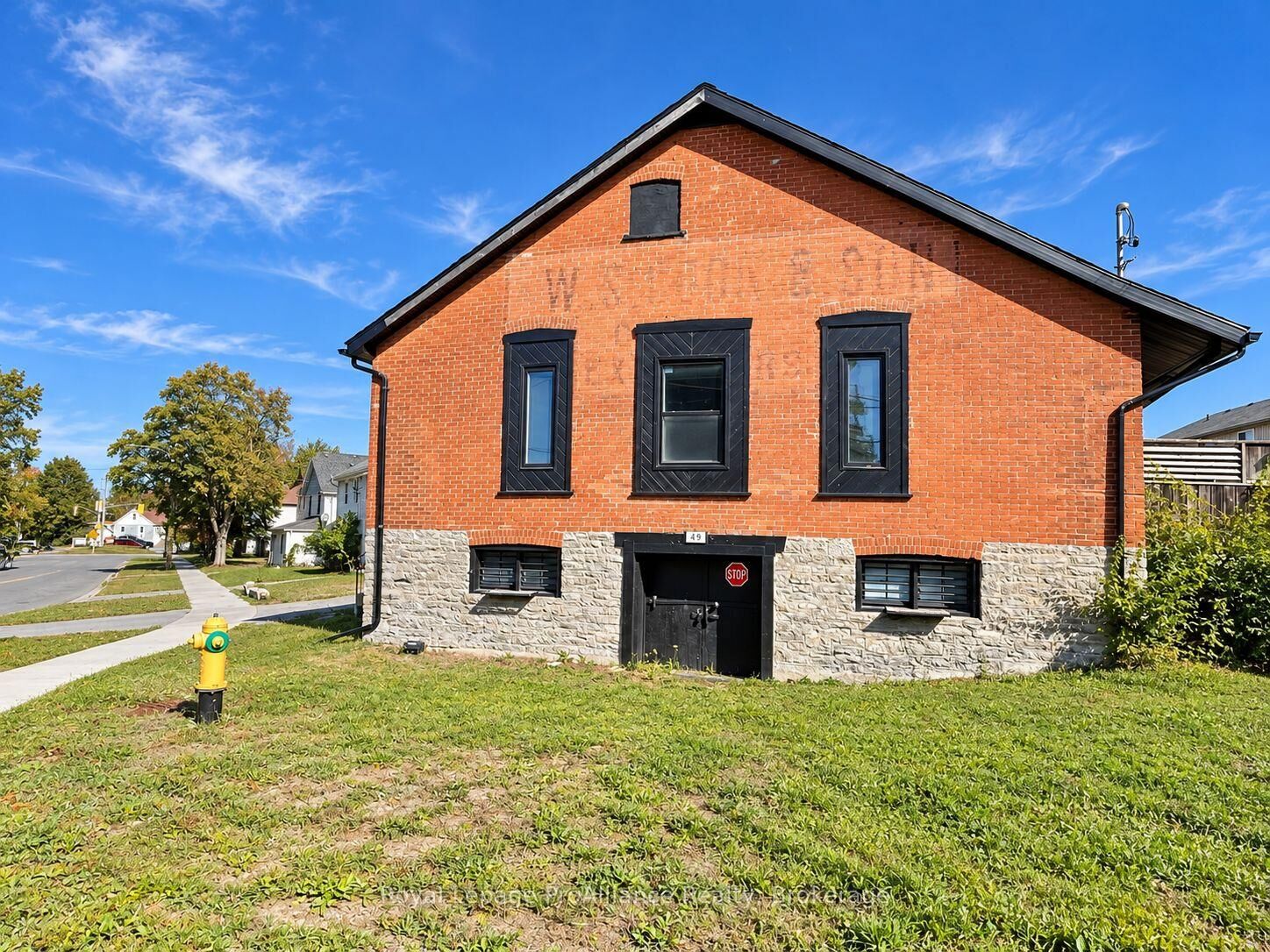Property Photo:  49 Albion Street Unit #1,  ON K8N 2P4 