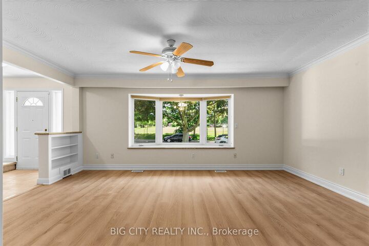 Property Photo:  30 Lozoway Drive Main/Upper  ON M1K 2Y4 
