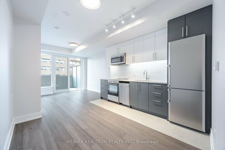 Property Photo: 2525 Bathurst Street 705 ON M6B 2Y9