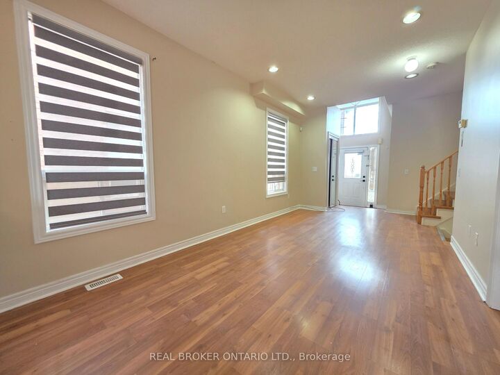 Property Photo:  922 Ledbury Crescent  ON L5V 2P8 