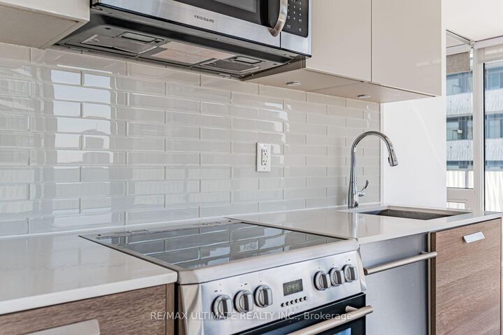Property Photo:  42 Charles Street E 1402  ON M4Y 0B7 