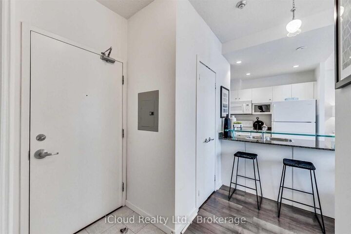 Property Photo:  208 Queens Quay 2501  ON M5J 2Y5 