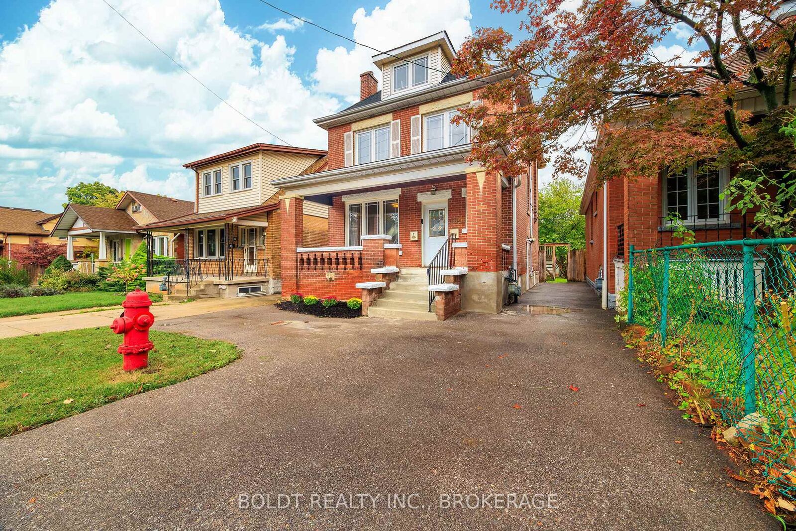Property Photo:  209 Rosslyn Avenue S  ON L8M 3J6 