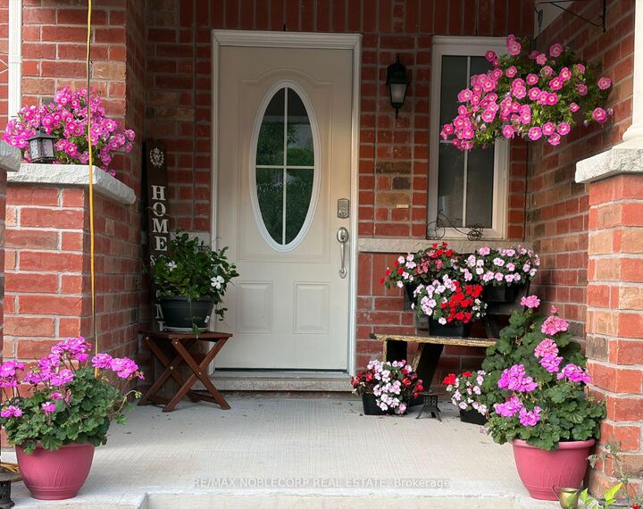 Property Photo:  15 Minlow Way  ON L4G 0Y2 