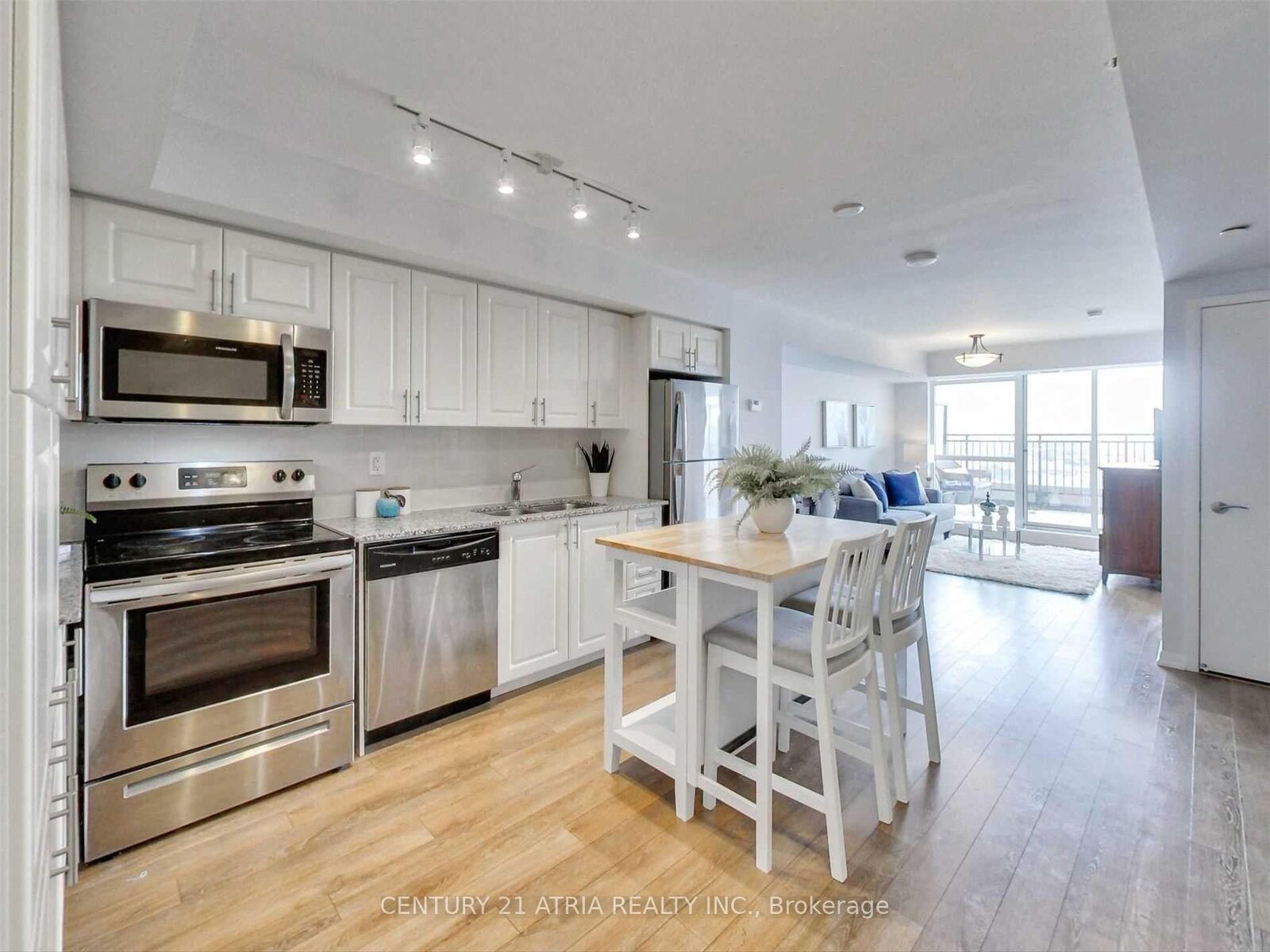 Property Photo:  3091 Dufferin Street 702  ON M6A 0C4 