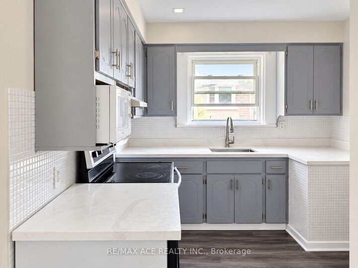 Property Photo:  6 Shawford Crescent Main  ON M1G 1V8 