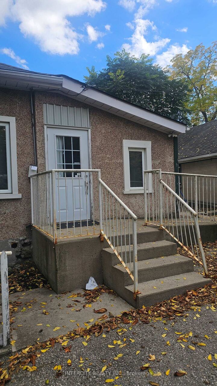 Property Photo:  44 Cardigan Street Room 2  ON N1H 3Z4 