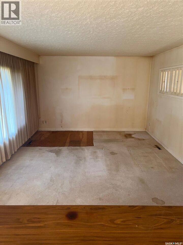 Property Photo:  1605 Landa Street  SK S7J 0P5 