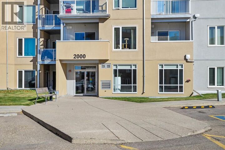Property Photo:  604 East Lake Boulevard Northeast  AB T4A 0G6 