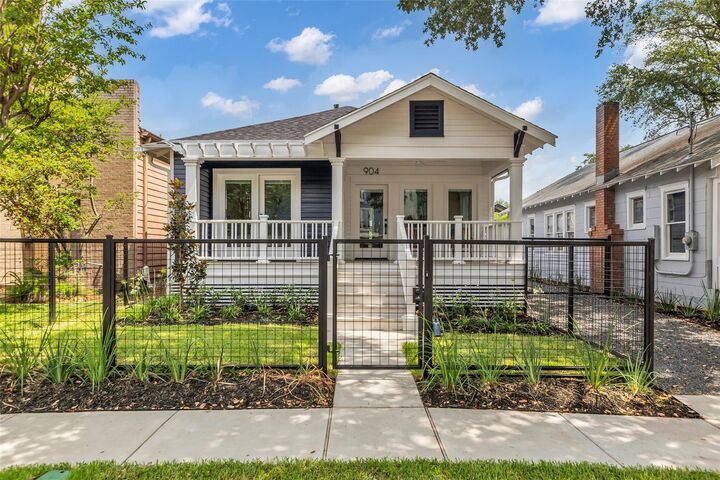 Property Photo:  904 Willard Street  TX 77006 